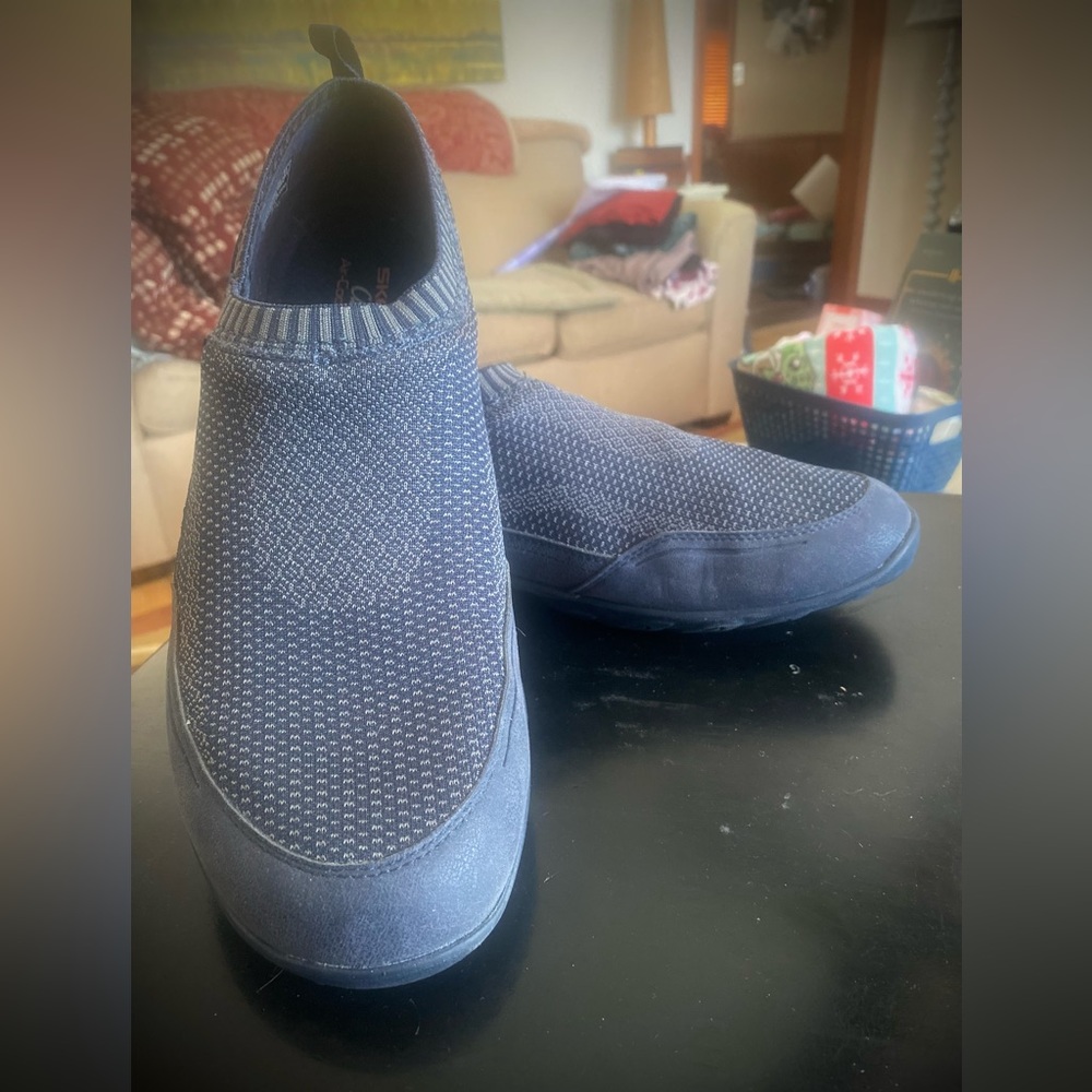 Sketchers navy blue slip on sneakers